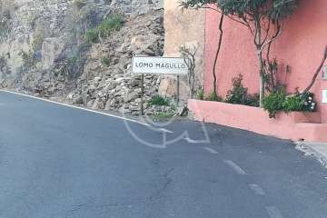 Luminaria en el suelo en la carretera de Lomo Magullo (Foto TA)